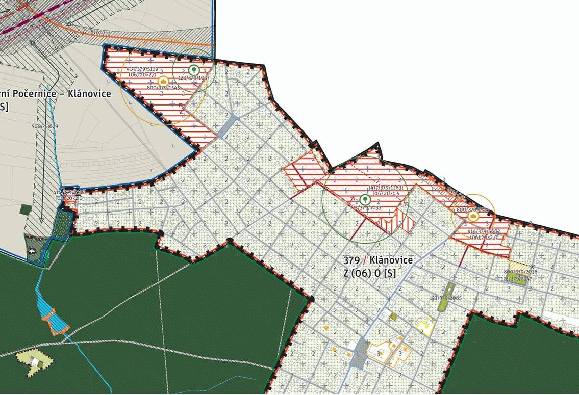 Dne 20. 10. 2025 oznámil Magistrát hlavního města Prahy veřejnou vyhláškou termíny konání opakovaného veřejného projednání návrhu nového územního plánu hl. m. Prahy (tzv. Metropolitního plánu – MPP) a současně byl tento nově upravený návrh zveřejněn. Metropolitní plán se připravuje od roku 2013 a většina činností spojených s jeho přípravou a jeho projednávání již proběhla v minulých letech. Tentokrát jde o třetí, poslední kolo projednávání, slovy stavebního zákona tzv. opakované veřejné projednání. Předchozí dvě kola projednávání byla 1) společné jednání v roce 2018 a 2) veřejné projednání v roce 2022; v obou případech uplatnila Městská část Praha-Klánovice k návrhu připomínky. (Poslední znění těchto připomínek je zveřejněno na webu MČ Praha-Klánovice v materiálech k jednání zastupitelstva dne 21. 6. 2022. Na nejbližším jednání zastupitelstva dne 4. 11. se bude zastupitelstvo zabývat zejména tím, jak se s těmito připomínkami zpracovatel MPP vypořádal. Výsledkem budou opět připomínky do opakovaného veřejného projednání.) Opakované veřejné projednání se bude konat ve dvou termínech, a to dne 19. 11. 2025 od 9:00 hod. a dne 26. 11. 2025 od 9:00 hod. v sále Centra architektury a městského plánování – CAMP, Vyšehradská 51, Praha 2. Současně bude toto projednávání v obou termínech přenášeno prostřednictvím online videokonference na níže uvedených internetových adresách: Dne 19. 11. 2025: https://vimeo.com/event/5439705/bf42bb33f1 Dne 26. 11. 2025: https://vimeo.com/event/5439713/9d7baf24e8 Stanoviska, připomínky a námitky k vystavenému návrhu Metropolitního plánu lze podle zákona uplatnit nejpozději do 7 dnů ode dne druhého termínu opakovaného veřejného projednání, tj. do 3. 12. 2025 včetně. Lze je podávat primárně v digitální podobě pomocí Portálu Pražana – připomínkovací aplikace „Portál územního rozvoje“, a to na adrese https://pmpp.praha.eu/. Podání touto formou bude odesláno zákonným způsobem přímo do elektronické podatelny Magistrátu hl. m. Prahy. Připomínkující obdrží osvědčení o provedeném digitálním úkonu či doručenku do vlastní datové schránky. Návod pro případnou výpomoc s přihlášením do Portálu Pražana naleznete na adrese: https://portalprazana.cz/jak-se-prihlasit V zájmu transparentnosti a srozumitelnosti návrhu MPP včetně tzv. vyhodnocení vlivů na udržitelný rozvoj území připravil pořizovatel pro veřejnost několik termínů akcí, které se budou konat jak prezenčně, tak online, kde bude vysvětleno a názorně ukázáno, jak podávat připomínky v připomínkovací aplikaci na Portálu Pražana. Tyto termíny, včetně dalšího doprovodného programu v rámci opakovaného veřejného projednání návrhu MPP, jsou zveřejněny na adrese https://praha.camp/program. Programy mají název „Metropolitní plán: Jak podávat připomínky“. Jak správně připomínku připravit a podat na těchto programech názorně vysvětlí a ukáže ředitel Odboru územního rozvoje Magistrátu hl. m. Prahy, Ing. arch. Filip Foglar. Všechny tyto programy budou streamované online. Zveřejněný návrh Metropolitního plánu, upravený na základě připomínek ke společnému jednání, je dostupný na adrese: https://praha.eu/metropolitni-plan (v části „návrh – opakované veřejné projednání“). K prohlížení nově upraveného návrhu lze také využít webové aplikace na adrese https://plan.praha.eu/. Pro ilustraci připojujeme část jednoho z výkresů MPP, týkající se Klánovic, ve stavu návrhu k dnešnímu dni. Karel Loucký