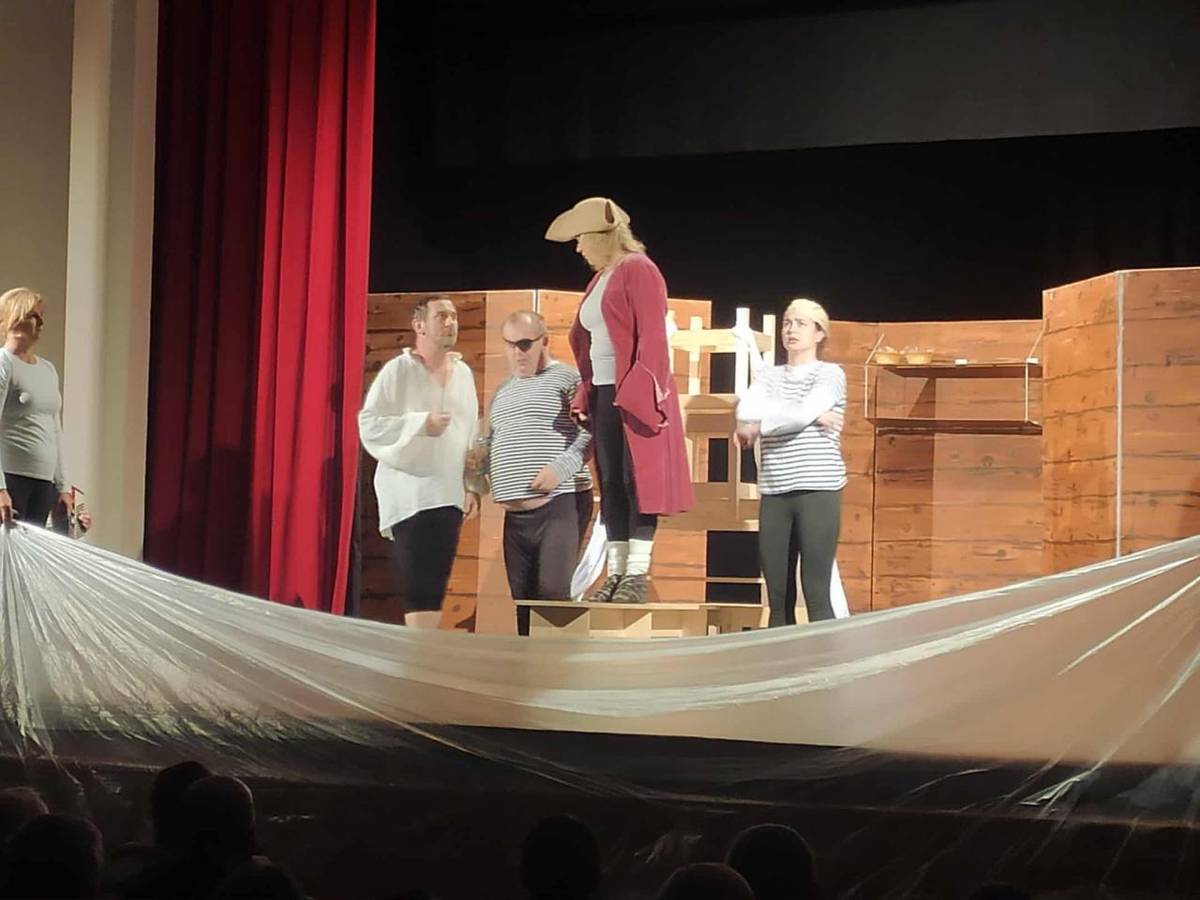 Divadelný súbor dospelých KNM ukončil prehliadku ochotníckych divadiel energickou hrou „PÁRAČKY U BABKY JUSTÍNY“!