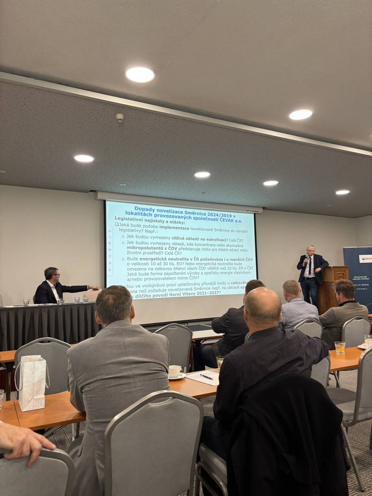 ADMINISTRATIVA ℹ️ v úterý uspořádal ČEVAK pro vedení měst a obcí Táborska konferenci, s cílem seznámení se s novou legislativou týkající se vodovodů a kanalizací  ℹ️ během celého týdne probíhalo projednání návrhů rozpočtů s příspěvkovými organizacemi města a Veselskými službami  ℹ️ ve čtvrtek byla doručena zpráva o likvidaci pojistné události způsobené povodní BORIS (září 2024) STAVEBNÍ PRÁCE A ÚDRŽBA ℹ️ v týdnu byla položena první asfaltová vrstva na stavbě přeložky "Machovky" ℹ️ během celého týdne postupně probíhalo dláždění Malého náměstí za kostelem Sv. Floriána ℹ️ na začátku týdne byl opraven havarijní stav komunikace ve směru na Krkavec   ZAJÍMAVOSTI ℹ️  v úterý byl zveřejněn záměr pronájmu bufetu Hokejka ve sportovním areálu TJ Lokomotiva Veselí nad Lužnicí ℹ️  od pátku do neděle pořádal spolek Veselské maminky akci HALLOWEEN POD HVĚZDAMI na tábořišti Ostrov ℹ️  Oddíl Gymnastika Veselí nad Lužnicí získal zlatou a bronzovou medaili na Mistrovství ČR v Chebu