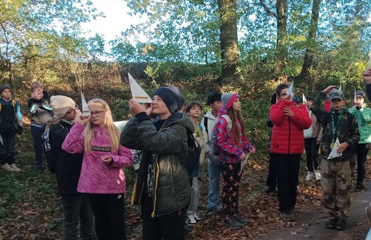 V úterý 21. října se žáci šestých tříd vydali do Průhonu, aby zde společně s lesním pedagogem oslavili Den stromů. Tato akce byla nejen příležitostí strávit čas v přírodě, ale především získat nové poznatky o lese, jeho obyvatelích a práci lidí, kteří se o něj starají.