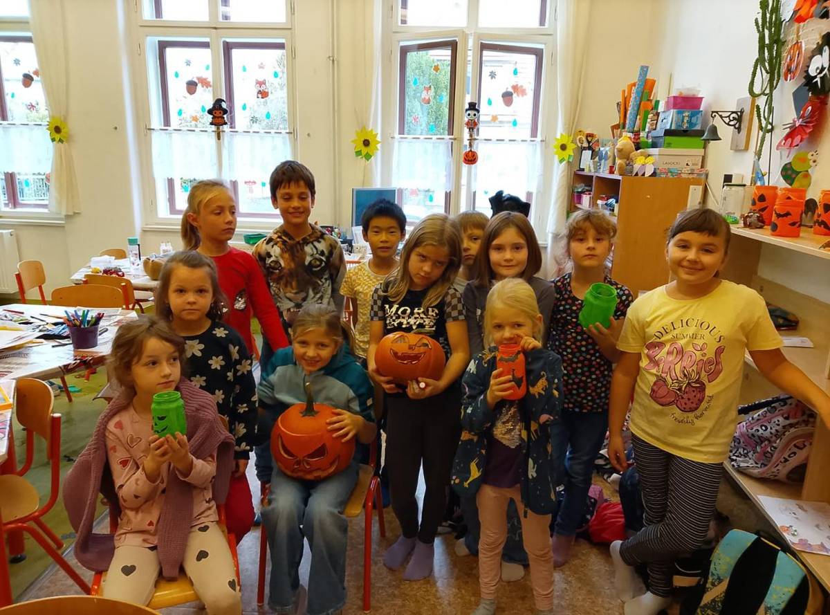 V pátek 24. října 2025 se v družině konaly přípravy na Halloween. Děti se aktivně zapojily do dlabání dýní a výroby dýňových lampionů, což přispělo k radostné atmosféře.