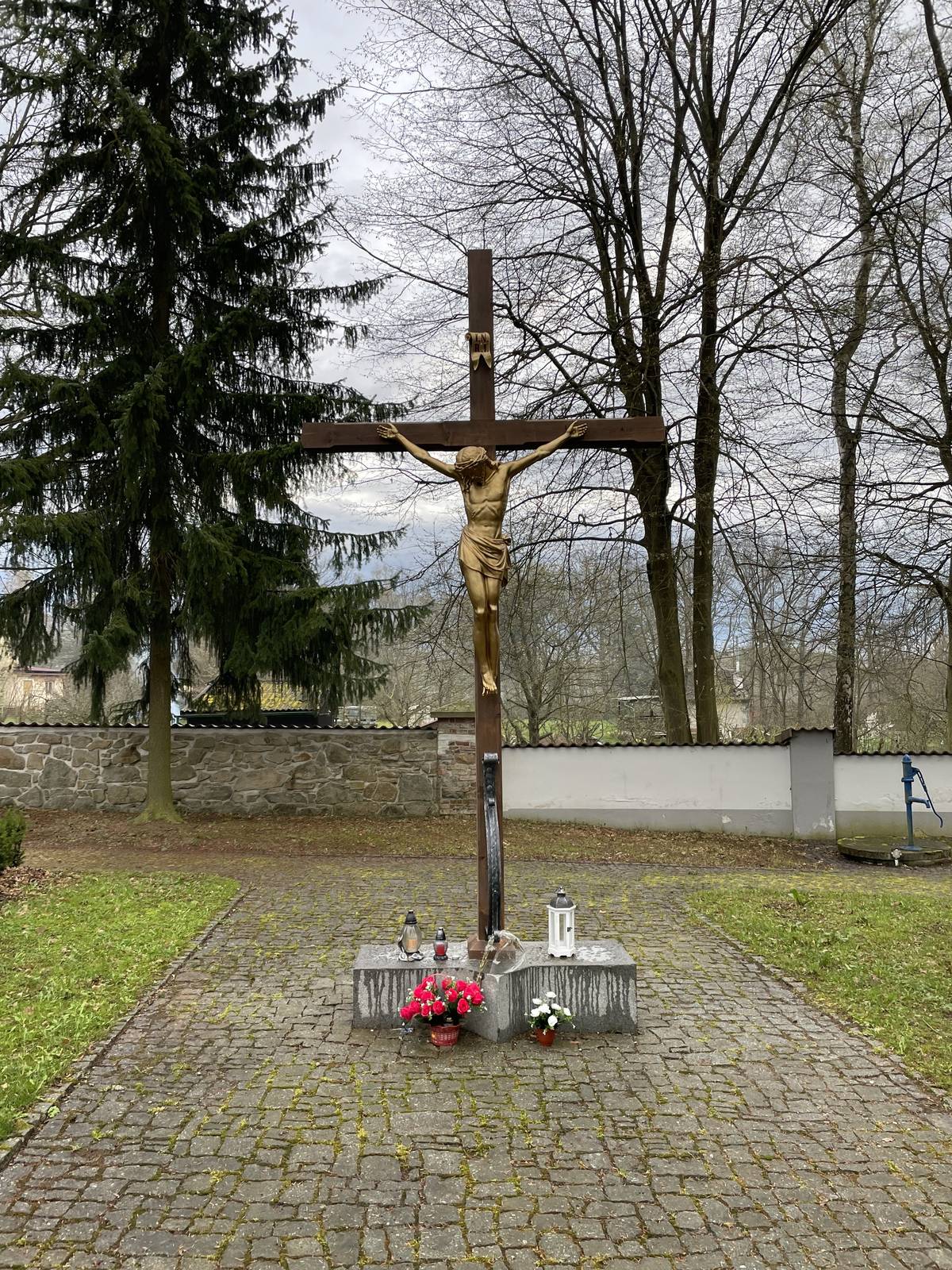 Modlitby za zemřelé na hřbitově v Chodové Plané se budou konat v sobotu 1. listopadu 2025 od 10 h. Modlitby za zemřelé na hřbitově v Michalových Horách se budou konat ve stejný den od 10,45 h.  Společně se pomodlíme a vzpomeneme na naše zemřelé příbuzné a přátele.   Za Římskokatolickou farnost Planá  JCDr. Jiří Majkov - farář