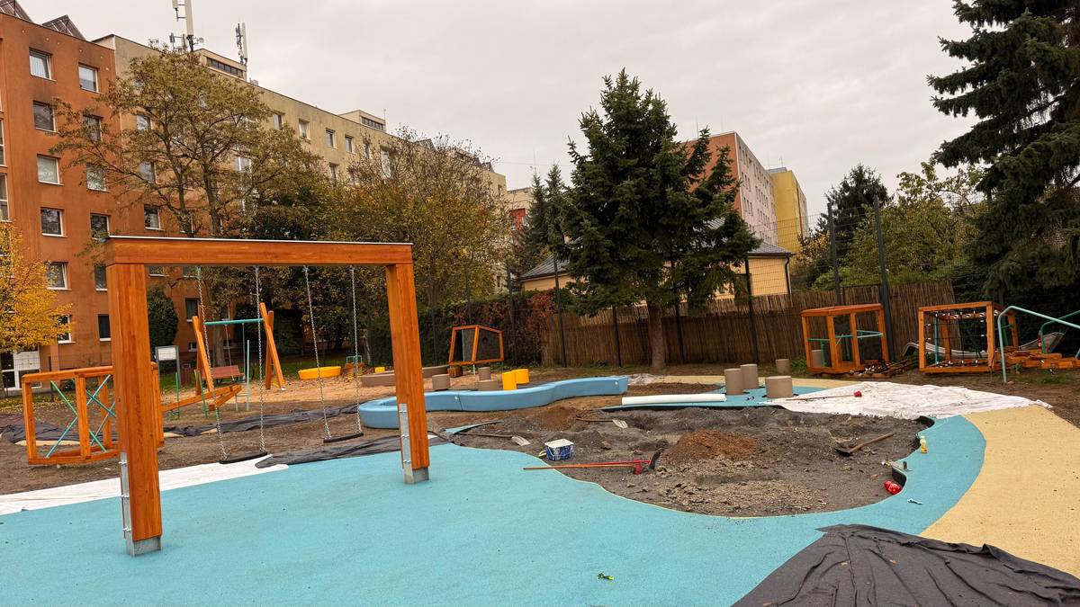 Práce na dětském hřišti v Paškově ulici stále probíhají. Podle uzavřené smlouvy má být rekonstrukce dokončena do 10. listopadu 2025. Během pravidelných kontrolních dnů však byly zjištěny nedostatky, které je nutné odstranit, aby hřiště splňovalo všechny požadavky na bezpečnost i kvalitu.    "Uvědomujeme si, že se zbraslavští občané těší na otevření nového hřiště, a velmi nás mrzí komplikace, které naše městská část jako investor stavby nemohla ovlivnit. Naším cílem je převzít hřiště až v takovém stavu, který zajistí jeho dlouhodobé, bezpečné a bezproblémové užívání dětmi i jejich rodiči,“ uvedla starostka Zbraslavi Kateřina Pavlíková (Nezávislá Zbraslav).    V současnosti lze konstatovat, že zhotovitel stavby, který byl vybrán v otevřeném výběrovém řízení, nedodržuje harmonogram a není schopen zajistit dokončení díla ve smluveném termínu. Z pohledu investora, který je povinen jednat s péčí řádného hospodáře, je proto nezbytné přijmout veškerá opatření k tomu, aby bylo hřiště dokončeno v odpovídající kvalitě, bezpečnosti a v přiměřeném čase.   Pokud nedojde k nápravě, uplatní městská část smluvní sankce dle smlouvy o dílo, případně odstoupí od smlouvy z důvodu jejího porušení. Důvody k takovému postupu jsou následující:  zhotovitel nepředává požadované doklady a podklady v dohodnutých termínech, neprovádí dílo dle schváleného harmonogramu, provádí dílčí části díla v rozporu s technologickými postupy a projektovou dokumentací, nedodržuje stanovené postupy kontroly kvality a technologické kázně, opakovaně přerušil práce na delší dobu bez předchozího upozornění.   Další informace na webových stránkách radnice: https://www.mc-zbraslav.cz/rekonstrukce-hriste-paskova-pokracuje-mestska-cast-trva-na-kvalite-a-bezpecnosti/d-17680