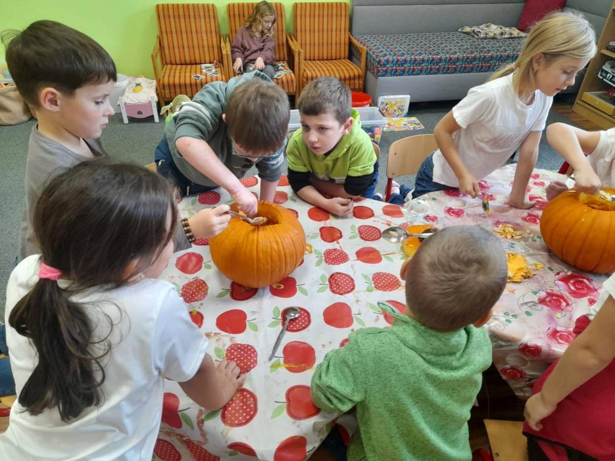 V družině se minulý týden konaly halloweenské aktivity, které byly plné tvořivosti a zábavy. Děti pekly mumie, vydlabaly dýně a zapojily se do tematického tvoření, které se velmi povedlo.
