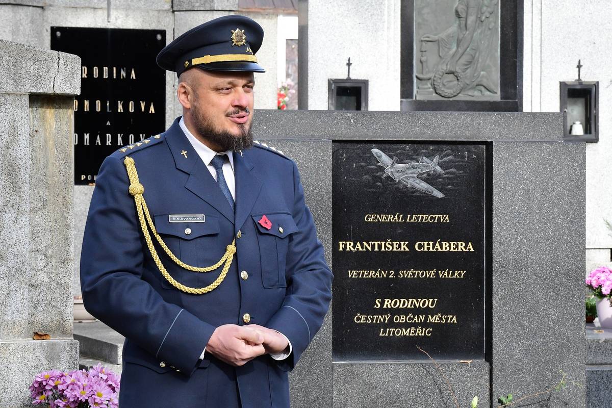 V pátek 31. října v pravé poledne přeletěl nad městským hřbitovem letoun gripen. Stalo se tak na počest generála Františka Chábery, významného českého pilota a čestného občana Litoměřic, od jehož smrti uplynulo již 26 let.  Hrdinovu památku tradičně uctili u jeho hrobu zástupci Československé obce legionářské, Armády České republiky, zástupci města, široká veřejnost či členové čáslavské 211. taktické letky, jíž je František Chábera čestným velitelem. Někteří její členové letos navíc šli z Prahy do Litoměřic pěšky pochodem na jeho počest. Po slavnostním nástupu, položení květin a projevech se účastníci přesunuli k hrobu dalšího válečného veterána Ladislava Valníčka, kde rovněž položili květiny a uctili jeho památku tichou vzpomínkou. {gallery}02025/chabera_pieta{/gallery}