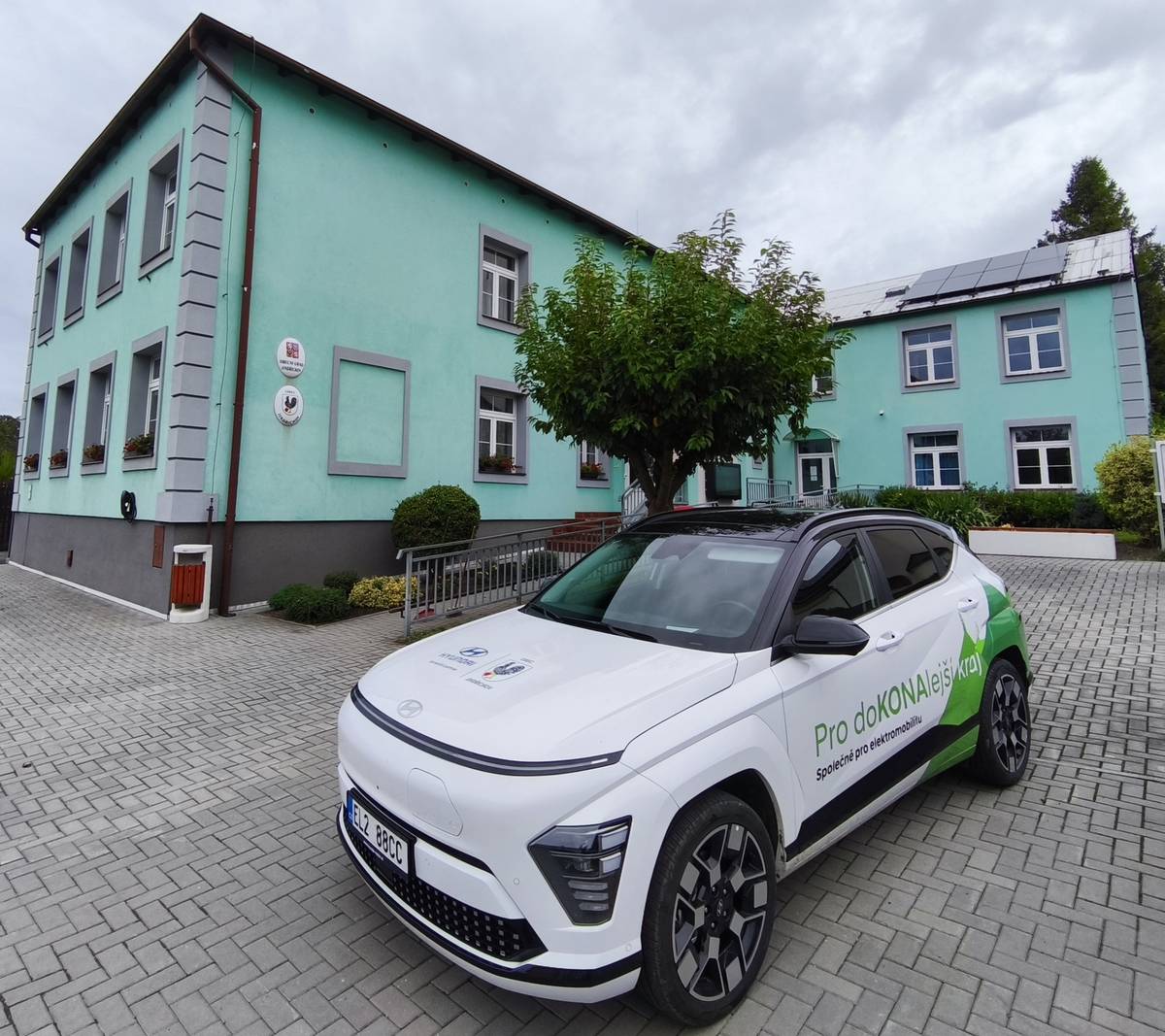 Od 9. září 2025 máme v obci Jindřichov k dispozici elektrický vůz Hyundai KONA Electric. Tento vůz nám byl bezplatně zapůjčen v rámci programu Společně pro elektromobilitu 2025 jako společný projekt s ENERKOM Krnovsko z. s. Vozidlo budeme využívat až do 23. února 2026.