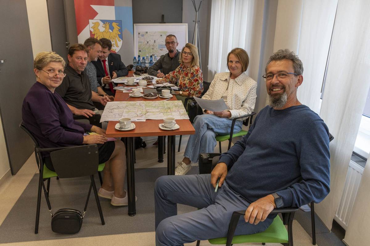 Železná opona padla, spolupráci již nic nebrání Projekt cyklostezky mezi Jindřichovem a Prudnikem, navazující na historickou trasu přerušenou železnou oponou, vstupuje do finální fáze realizace.