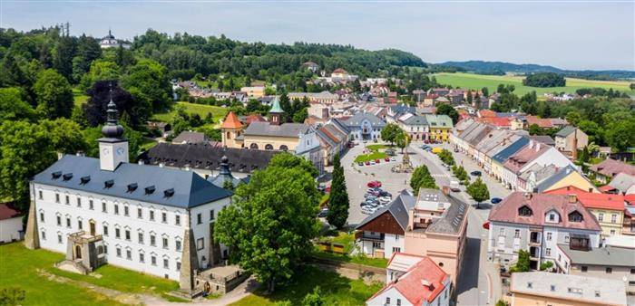 V průběhu září bylo možné vybírat ze šesti projektů. První tři umístěné projekty podle počtu hlasů byly úspěšné a téměř vyčerpaly vyčleněných 750.000 Kč na realizaci v příštím roce. Na další projekty již nezbyl dostatek financí nebo z důvodu hlasování se tyto projekty dostaly do záporných čísel.   Do hlasování se zapojilo celkem 392 respondentů. Každý občan Letohradu mohl hlasovat pouze jednou a přidělit nabízeným projektům 2 kladné a 1 záporný hlas. První tři projekty, které získaly nejvíce kladných hlasů (po odečtení záporných hlasů od občanů Letohradu a všech hlasujících mimo Letohrad), budou financovány z vyhrazených prostředků.   Gratulujeme vítězům a děkujeme všem, kteří se zapojili svými návrhy i hlasováním do pátého ročníku participativního rozpočtu.