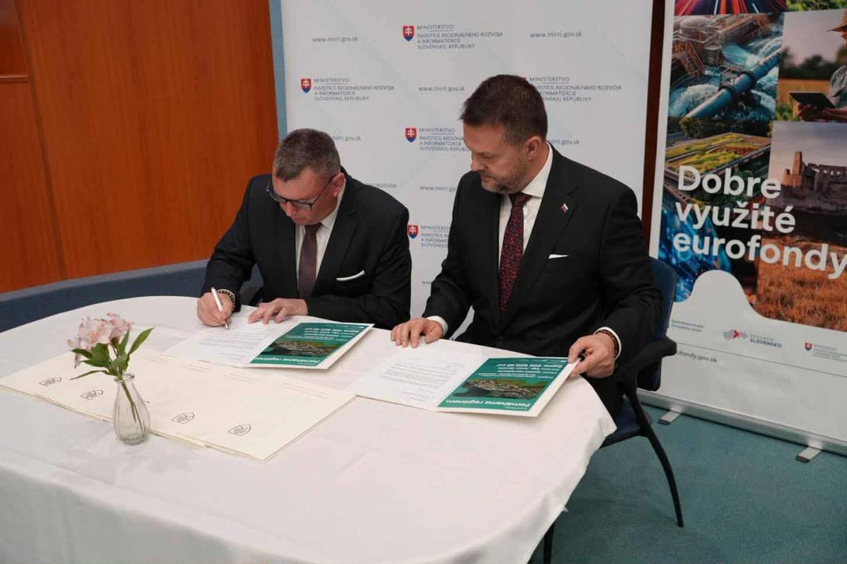 Minister investícií, regionálneho rozvoja a informatizácie SR Samuel Migaľ spoločne so starostom obce Vysoká nad Kysucou Antonom Varechom, na spoločnom stretnutí v rokovacej sále úradu Žilinského samosprávneho kraja, v stredu 29. októbra 2025 slávnostne podpísali dekrét o podpore investičného projektu „Modernizácia miestnej komunikácie v obci Vysoká nad Kysucou – Nová kolónia“, na realizáciu ktorého obec Vysoká nad Kysucou získa finančnú dotáciu zo zdrojov Európskej únie vo výške 202 620,48 Eur. Čítať ďalej…