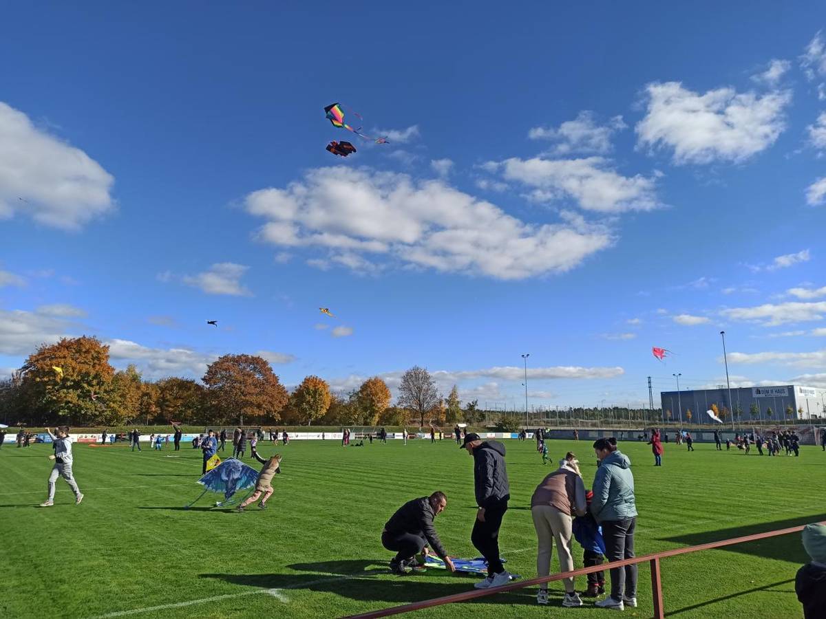 Venku teď vládne nevlídné, deštivé počasí, ale o víkendu nám počasí přálo! Drakiáda se vydařila na jedničku a přinášíme vám pár fotografií jako malou připomínku krásného dne. Věříme, že si ji všichni – malí i velcí – pořádně užili!