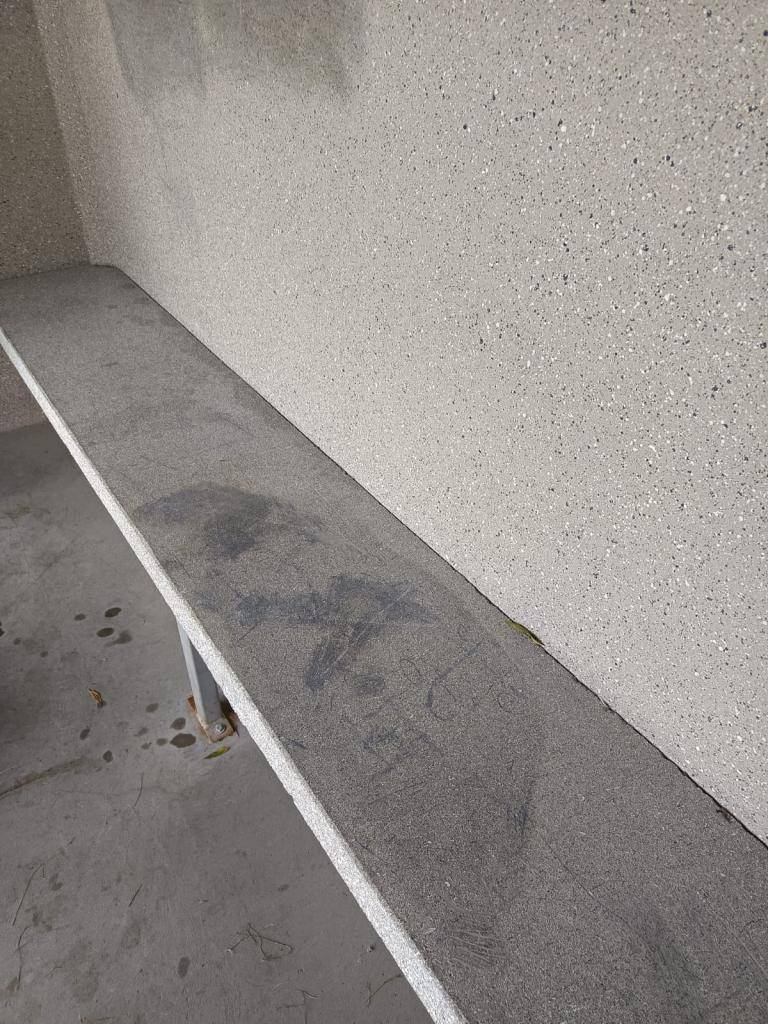 Obecní úřad důrazně upozorňuje, že v uplynulých dnech došlo k poškození obecního majetku. Neznámý pachatel pomaloval autobusovou čekárnu a několik laviček ve veřejném prostranství.