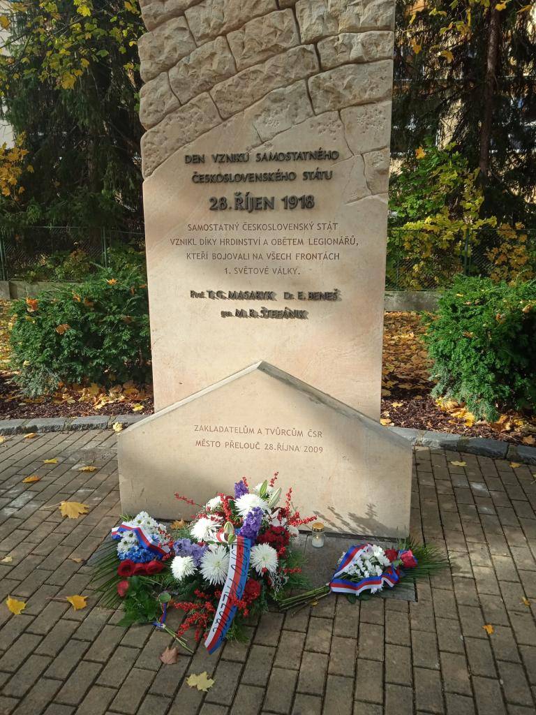 V úterý 28. 10. 2025 jsme si v našem městě připomněli 107. výročí vzniku samostatného československého státu symbolickým položením kytice u památníku československé státnosti v parku u městského kina.