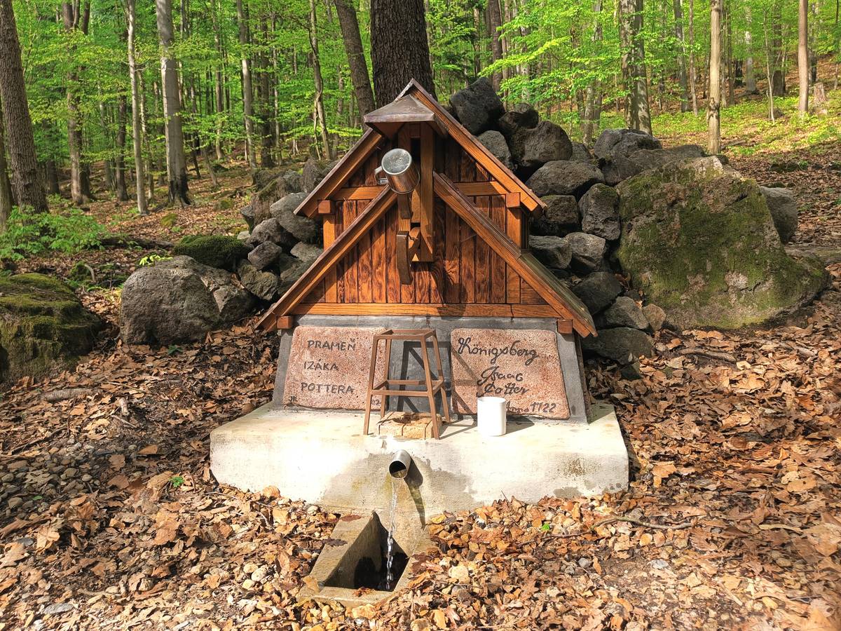 Oblastná organizácia cestovného ruchu Región GRON vás pozýva na komentovanú vychádzku po náučnom chodníku Zbojnícke studničky v Novej Bani. Trasa je nenáročná a ideálna pre rodiny s deťmi či seniorov, ktorým bude vychádzka prispôsobená. Vychádzka sa uskutoční v sobotu 8. novembra o 9:00 so začiatkom na Tajchu – Penzión Tajch. 📍 TERMÍN VYCHÁDZKY: sobota 8.11.2025, 9:00.  PREDAJ LÍSTKOV a viac informácií: https://zazitky.zahoramizadolami.sk/sk/zbojnicke-studnicky-v-novej-bani 🔵 Región GRON vás tiež pozýva na komentovanú vychádzku po Banskom náučnom chodníku v Novej Bani. V sprievode baníka Branislava Medveďa sa pôjde po trase B, ktorá vedie oblasťou Vŕšky. Súčasťou prehliadky je aj vstup do štôlne Tag. 📍 TERMÍN VYCHÁDZKY: sobota 8.11.2025, 10:00.  PREDAJ LÍSTKOV a viac informácií: https://zazitky.zahoramizadolami.sk/sk/s-banikom-za-historiou-trasa-b