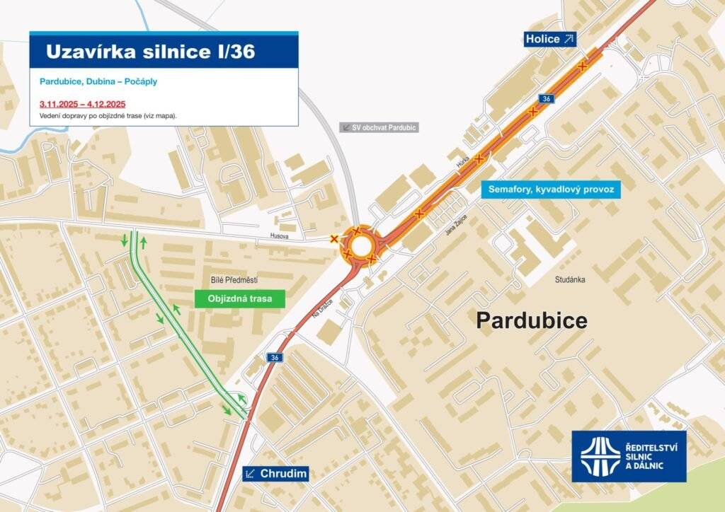V pondělí 3. listopadu dojde k zahájení opravy povrchu silnice I/36 v intravilánu Pardubic. Práce budou probíhat na 665,25 m dlouhém úseku od okružní křižovatky u Lidlu na Dubině až po přechod pro chodce u Služeb města Pardubice. Dokončení je plánováno do 4. prosince, jelikož následující den, 5. prosince, bude uveden do provozu severovýchodní obchvat Pardubic. Oprava je nezbytná pro zajištění plynulé a bezpečné návaznosti dopravy na nový úsek. V rámci stavebních prací dojde k frézování stávajícího povrchu komunikace, lokální výměně betonových obrub a silniční přídlažby. Zpomalovací prahy umístěné kolem středového ostrůvku okružní křižovatky budou odstraněny a bude obnoveno vodorovné dopravní značení. Doprava bude během prací řízena kyvadlově – přes den školenými pracovníky stavby, mimo pracovní dobu pomocí světelné signalizace.