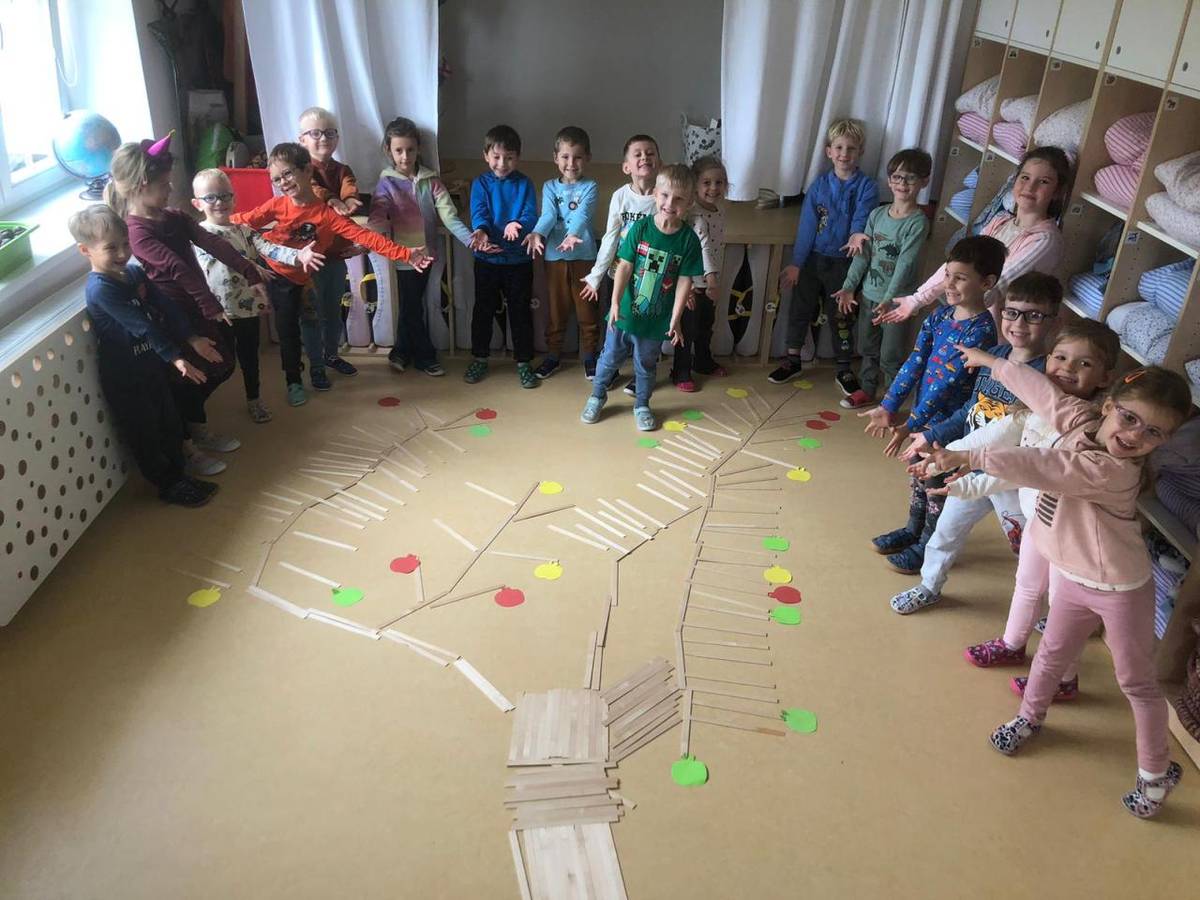 Měla babka,   čtyři jabka  a dědoušek jen dvě.