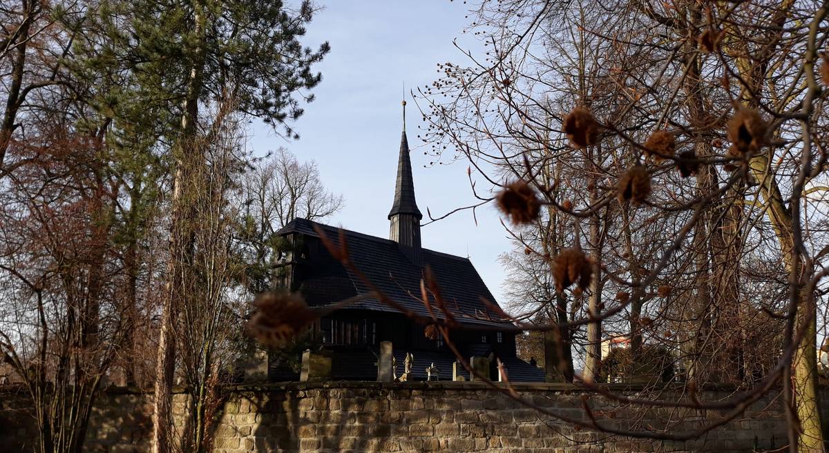 Hřbitov v Broumově bude pro návštěvníky v nadcházejícím období Dušiček a v následujícím týdnu otevřen déle. Od pátku 31.10. do neděle 09.11.2025 – 08:00 až 20:00 h. Technické služby města Broumova Foto: Jana Cónová