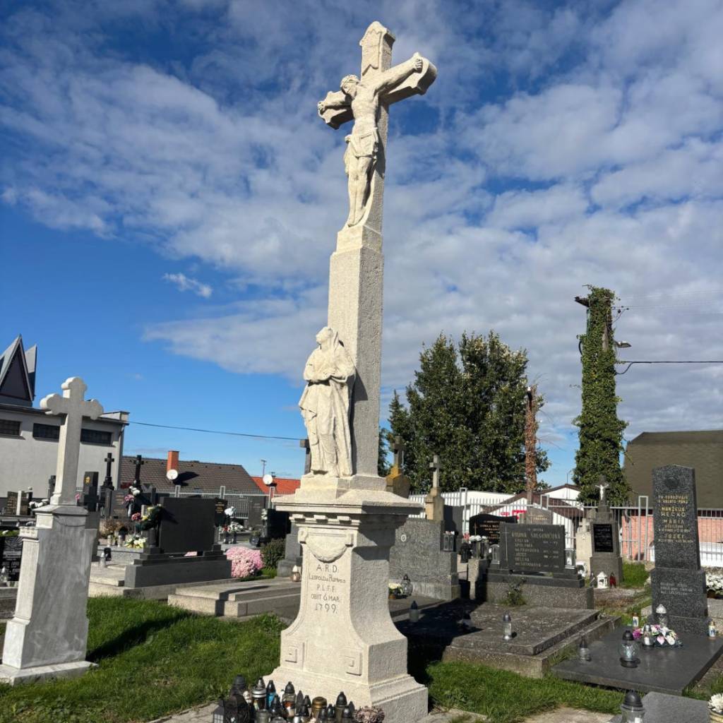 Na ružindolskom cintoríne sa už viac ako dve storočia vypína kamenný kríž – tichý svedok viery, lásky a odhodlania našich predkov. Po rokoch sme mu vdýchli nový život, s hlbokou úctou k jeho histórii aj duchovnému odkazu.