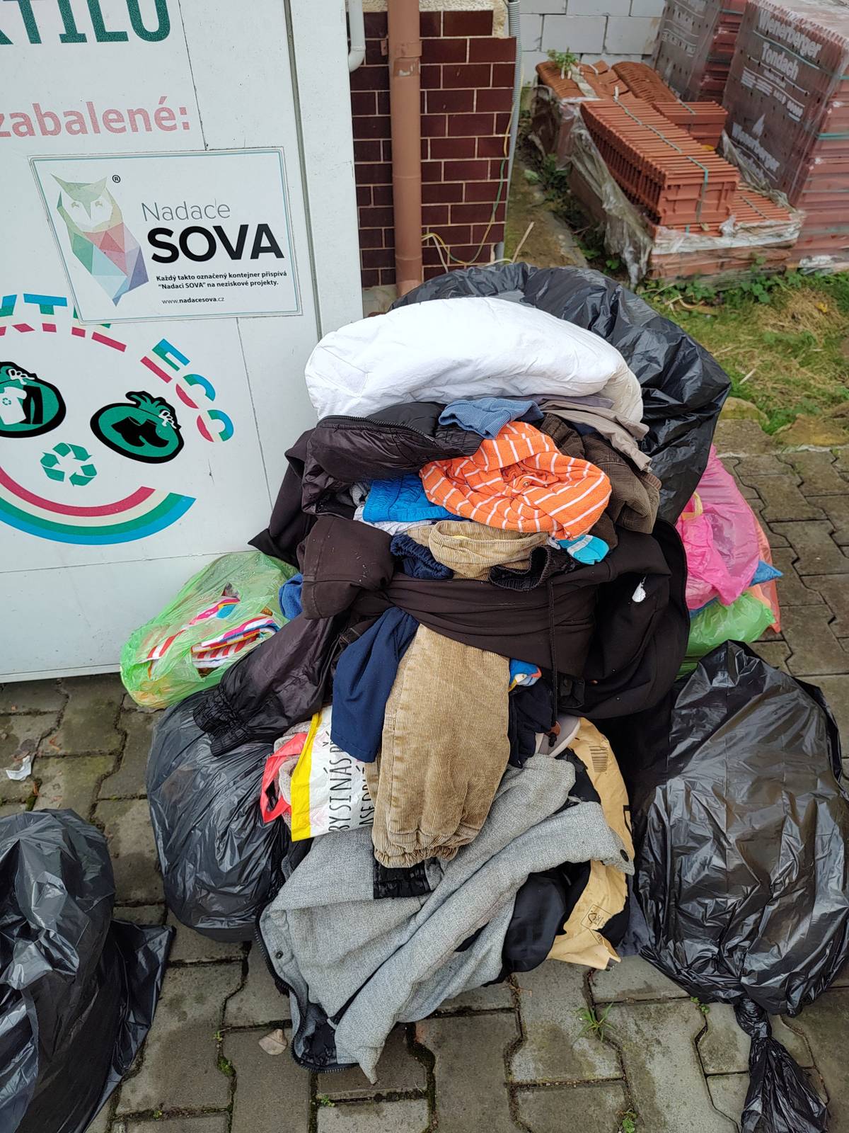 👚👖 Čistá náves a třídění textilu: Pomozte nám udržet pořádek! ♻️ Vážení spoluobčané,  víme, že vám záleží na tom, aby naše obec vypadala uklizeně, a za to vám moc děkujeme!  Bohužel, v poslední době se potýkáme s jedním problémem: přeplněný kontejner na textil a nepořádek v jeho okolí. Přeplněný kontejner a složitost svozů 🚧 Jsme si vědomi toho, že intervaly vývozu kontejneru na textil v současné době nejsou dostatečné a kontejnery se plní rychleji, než by bylo ideální. Tento stav bohužel důsledkem několika faktorů, které obec nemůže přímo ovlivnit:  Nová zákonná povinnost: Nově zavedená povinnost třídit textil vedla k prudkému nárůstu objemu sbíraného textilu po celé ČR. Kapacita zpracovatelů: Svozové firmy čelí velkým problémům s kapacitou, tříděním a odbytem tohoto nově sbíraného materiálu.  Pokud přijdete ke kontejneru a zjistíte, že je plný, prosíme vás, abyste se VŽDY ZDRŽELI UKLÁDÁNÍ TEXTILU MIMO KONTEJNER. Proč je to důležité?  Hygiena a vzhled: Odložený textil na zemi se stává cílem pro ty, kteří ho prohlédnou a rozhází. Za deště se navíc promění v mokrý, zapáchající a nehygienický nepořádek. Znehodnocení materiálu: Textil, který leží mimo kontejner, navlhne, zplesniví a stane se nepoužitelným k dalšímu využití (ani k recyklaci). Veškerá vaše snaha tak přijde vniveč.