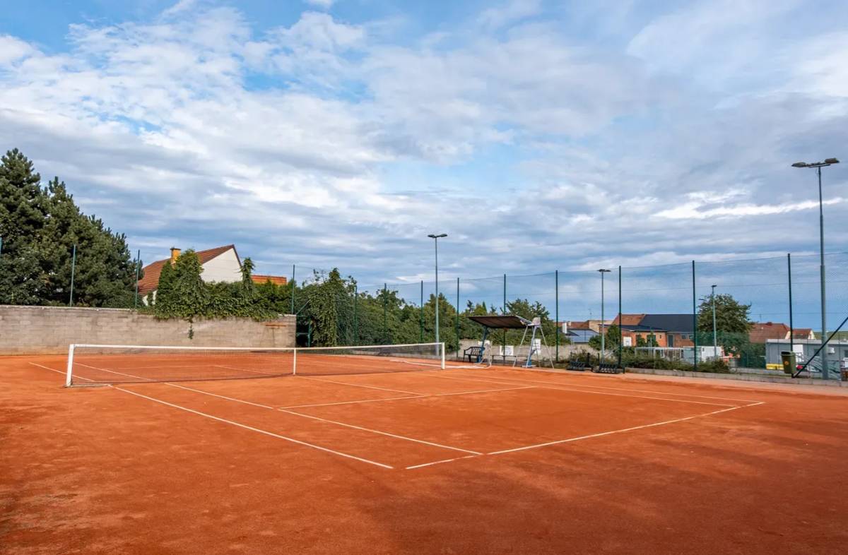 Vážení příznivci sportu a tenisu obzvlášť,   Děkujeme Vám za letošní sezónu, dnešním dnem uzamykáme dveře tenisového kurtu v Moravanech a otevíráme je zase na jaro příštího roku. Venkovní hřiště bude k dispozici od 1. listopadu až po celé zimní období od 8:00 do 16:00 bez možnosti použití sociálního zázemí. V případě námrazy či sněhové pokrývky ponecháme hřiště uzamčené. Děkujeme za pochopení.