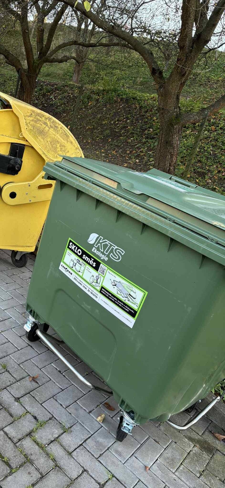 V poslední době se k nám dostávají dotazy, kam zmizely velkoobjemové kontejnery na sklo. Ujišťujeme vás, že nikam nezmizely a nacházejí se stále na stejných místech. Na sběrném místě u krbu jsme dokonce přistavili druhý kontejner, protože docházelo k častému přeplňování. Změnilo se pouze to, že díky získané dotaci byly vyměněny staré nádoby za nové, které mají odlišný vzhled. Jsou stále zelené, jen nálepka "sklo barevné" byla umístěna pouze na horní části víka. Dnes pracovníci KTS doplnili nálepky i na čelní stranu, takže by již nemělo docházet k nejasnostem. Věříme, že nyní bude zřejmé, že kontejnerů na sklo je v obci dostatek. ♻️ Mapa s umístěním všech velkokapacitních kontejnerů v obci: mapa_brezina_odpady.jpg (2444×1375)