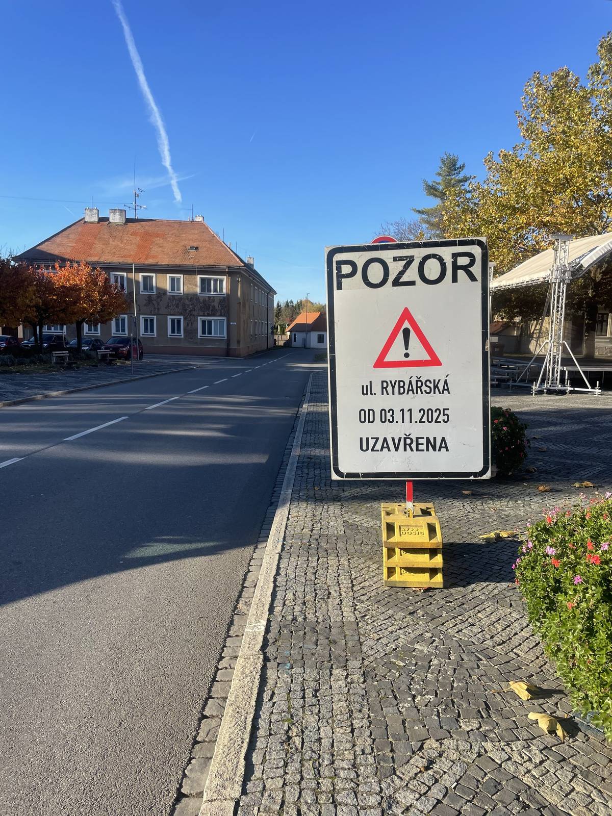 Z důvodu stavebních prací souvisejících s přípravou a následnou montáží svodidel a vybudováním přechodu pro chodce, bude ulice Rybářská od 3. 11. 2025 uzavřena pro automobilovou dopravu. 👷♂️ Práce proběhnou ve dvou etapách:   1. etapa: 3. 11. – 16. 11. 2025 – přípravné práce na montáž svodidel   2. etapa: 9. 12. – 10. 12. 2025 – samotná montáž svodidel   O přípravě této investice jsme Vás již informovali prostřednictvím sociálních kanálů dne 12. 9. 2025 🚗 Uzavírka platí pro vozidla, objízdná trasa bude vedena po ulici Veselská, J. Skácela a Bzenecká 🚶♀️ Pro pěší zůstane komunikace po celou dobu průchozí. Děkujeme všem za pochopení a trpělivost během provádění prací.