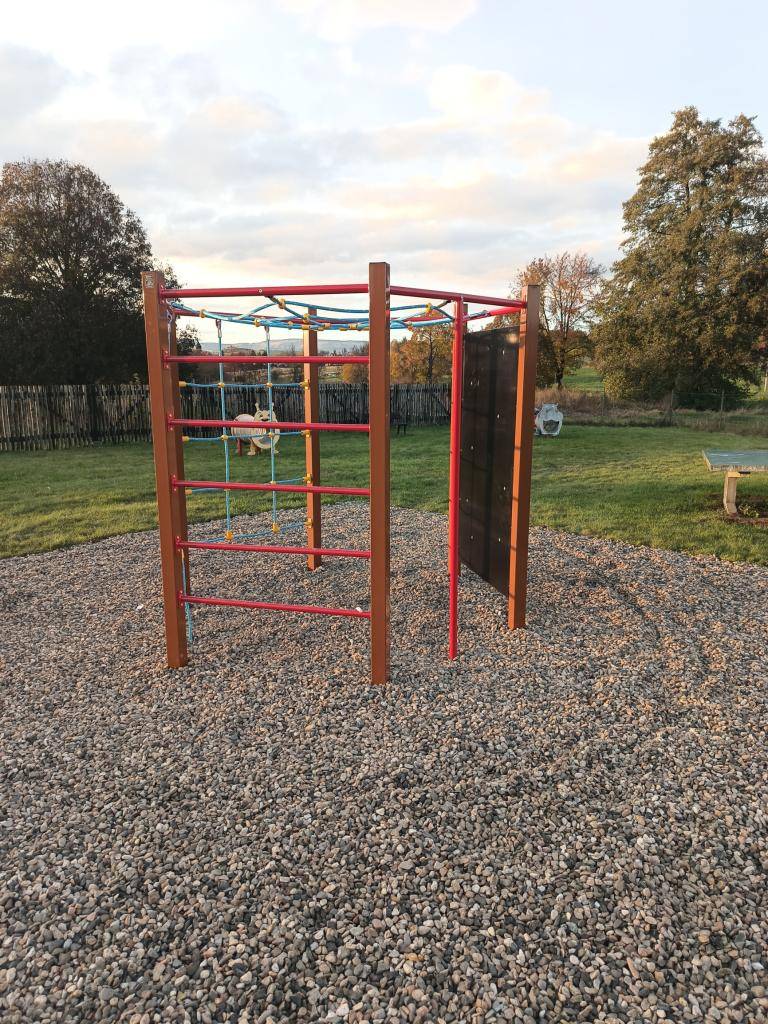 Na dětském hřišti ve Bžanech byly instalovány dva nové herní prvky. Zveme všechny děti i rodiče, aby si přišli hřiště vyzkoušet a užít si podzimní dny venku.