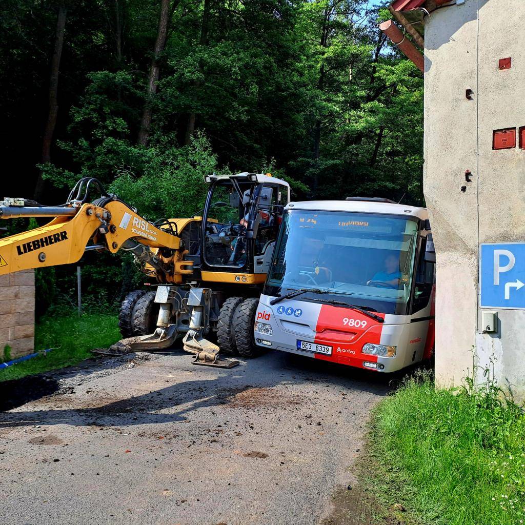 Zhoršená dopravní situace v obci Loděnice si vyžádala řadu změn jízdních řádů autobusů.   Prosíme o pochopení a trpělivost v této složité situaci.