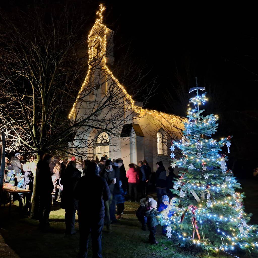 V parčíku u kapličky se v sobotu 29. listopadu 2025 od 17:00 uskuteční slavnostní zahájení adventního času.