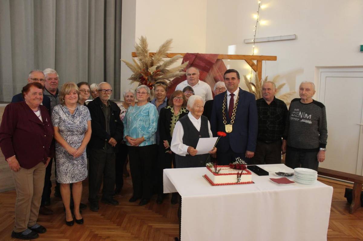 Našich dôchodcov si vážime – bez vašej práce, lásky a múdrosti by nebolo nás.