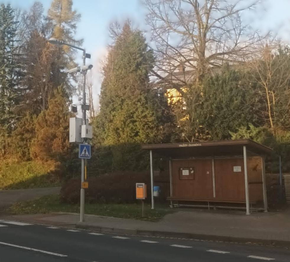 Ve čtvrtek 29.10. byly na sloup veřejného osvětlení pod nádražím nainstalovány nové kamery k měření rychlosti. Zatím jsou ve zkušebním provozu, avšak měří! O ostrém spuštění budete včas informováni.