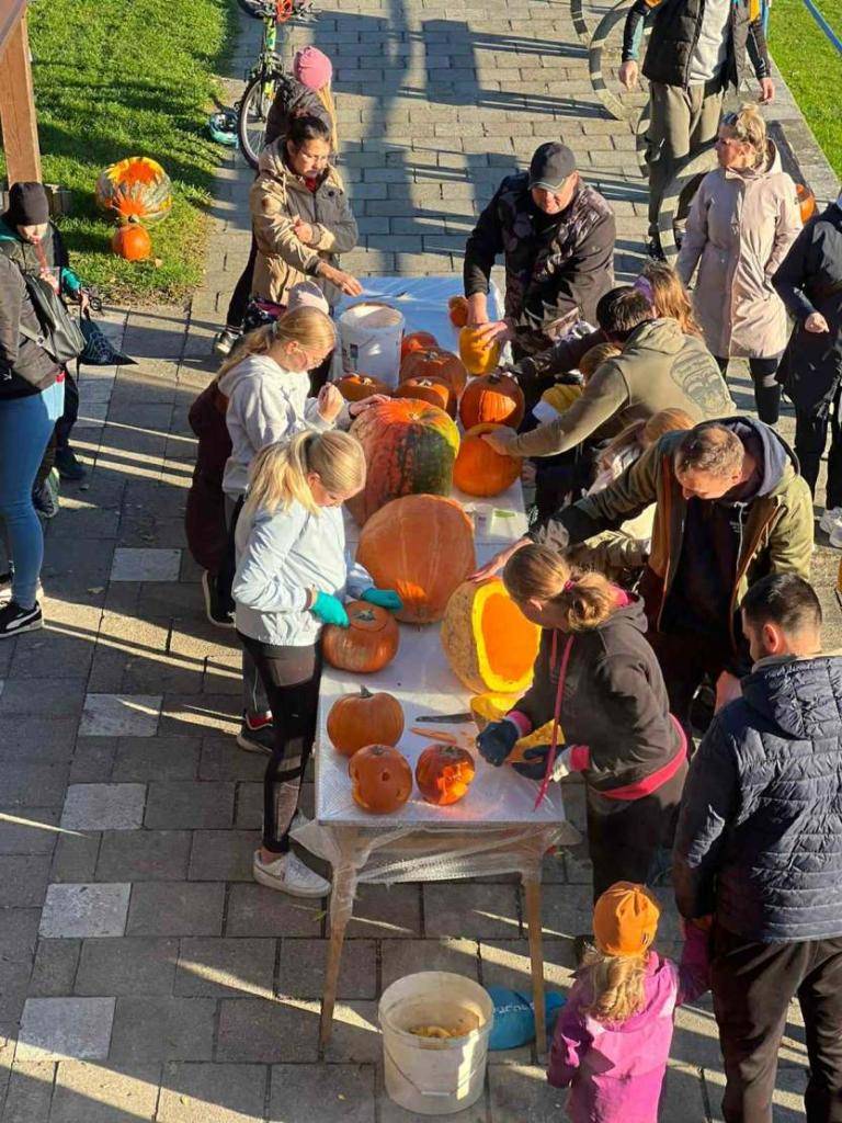 V sobotu 18. října uspořádal Sbor dobrovolných hasičů Návojná  a  Aktivní z Návojné tradiční podzimní akci s názvem Dýňoween. Na fotbalovém hřišti v Návojné se sešli malí i velcí návštěvníci, aby společně prožili příjemné sobotní odpoledne.