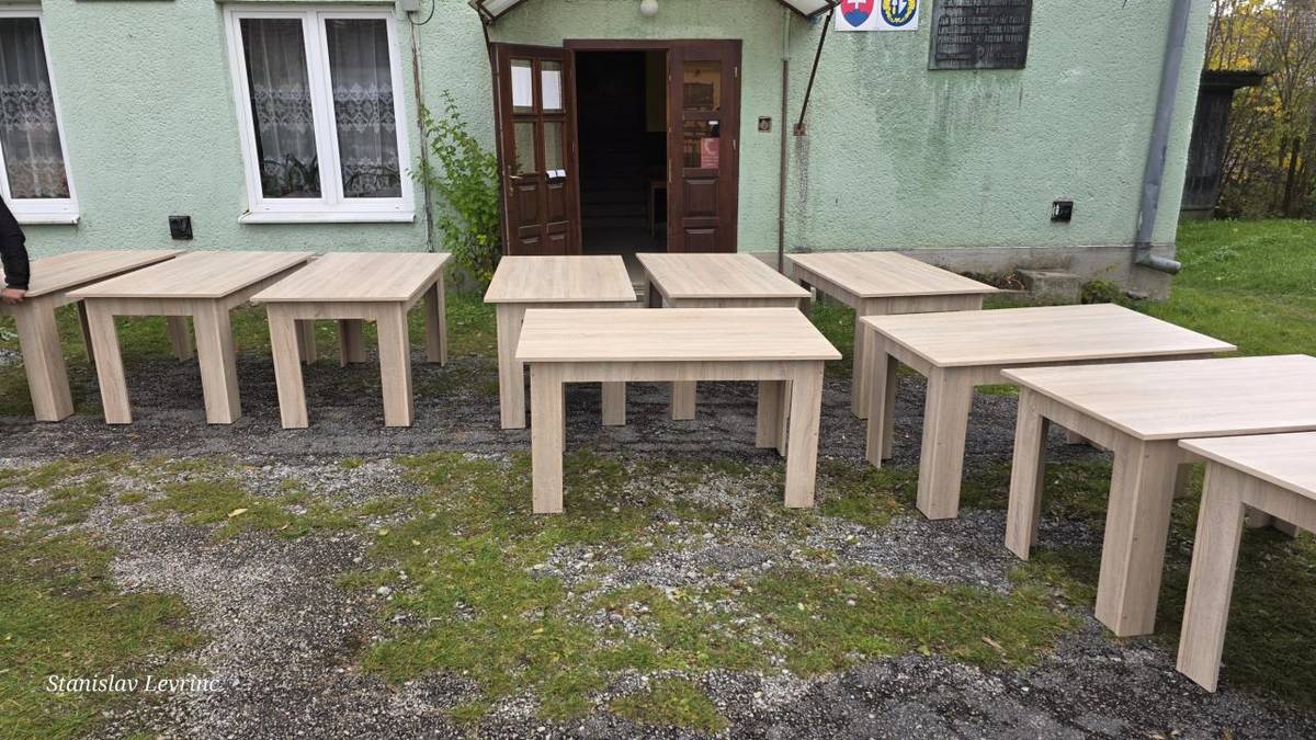 Obec získala 22 kusov zachovalých stolov, ktoré budú využívané v sále kultúrneho domu pri rôznych spoločenských a obecných podujatiach.