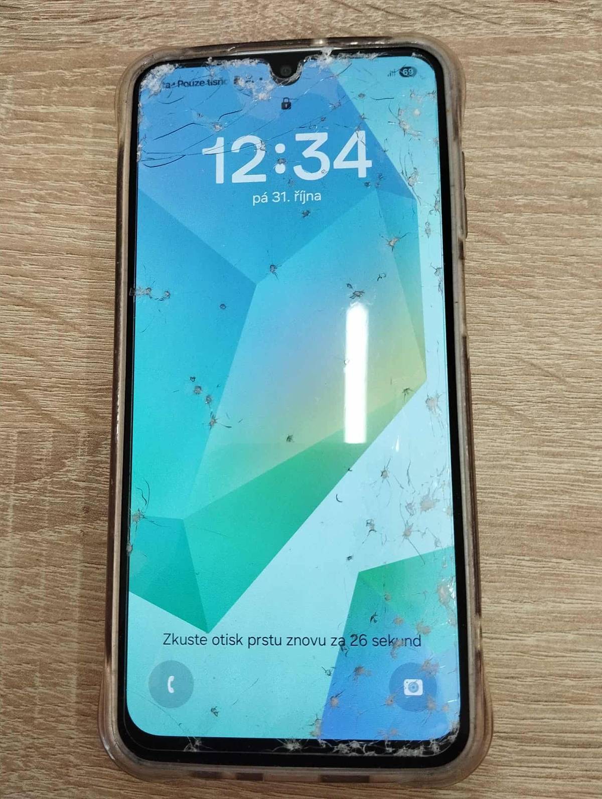 Dnes se v Tasovicích našel mobilní telefon Samsung. K vyzvednutí v pokladně OÚ Prachovice.
