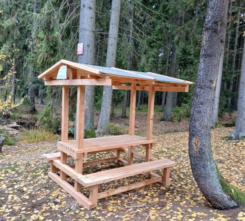 V roce 2025 byly osazeny venkovní dřevěná posezení pro naše občany i turisty.