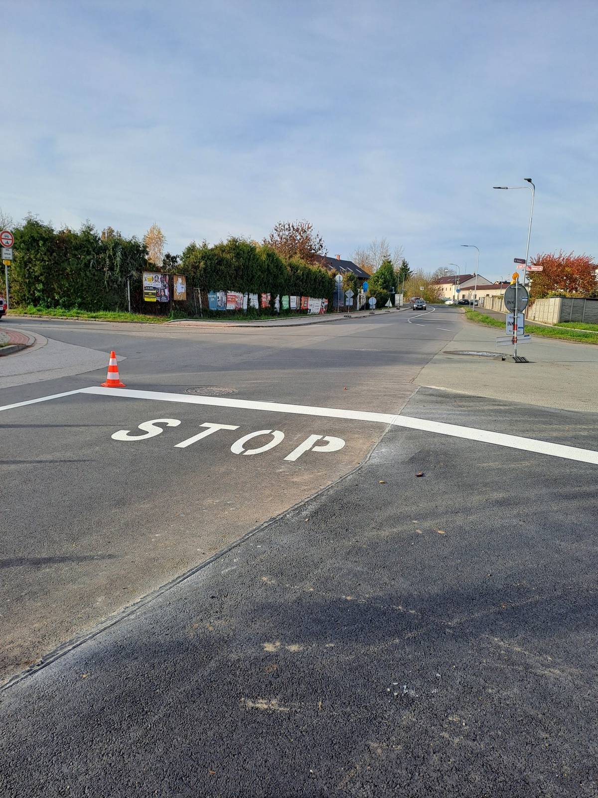 Provoz v ul. Lipová a Zelená se vrátí do původního dopravního  režimu a  obsluha zastávky  „Stěžery - Na Růžku“  směrem do Hradec Králové může být od 1. 11. 2025 opět obsluhována. Úplná uzávěra stěžerské Zelené ulice skončí v pátek 31. října 2025 v odpoledních hodinách. Následně bude v této ulici v jízdním pruhu ve směru do Hradce Králové pokračovat částečné stavební omezení, které bude řádně označeno dopravním značením. Po ukončení těchto prací se stavební činnost přesune do hradecké Zelené ulice, kde bude zhotovitelská firma Vodoekostav realizovat napojení nově vybudovaného výtlaku do kanalizačního systému města Hradec Králové. Letos nově vybudovaná zastávka linkové dopravy u cyklostezky ze směru od Hradce Králové bohužel zatím není zkolaudovaná (Žádost o vydání kolaudačního rozhodnutí byla na Magistrát města HK podána 15. 7. 2025).Snažíme se, aby byla zastávka zprovozněna nejpozději k poslední změně jízdních řádů v tomto roce, která bude začátkem prosince. Tak snad to klapne 😊 Prosíme řidiče, aby byli ohleduplní a respektovali dopravní značení i pokyny pracovníků stavby.   Děkujeme za pochopení. Obec Stěžery