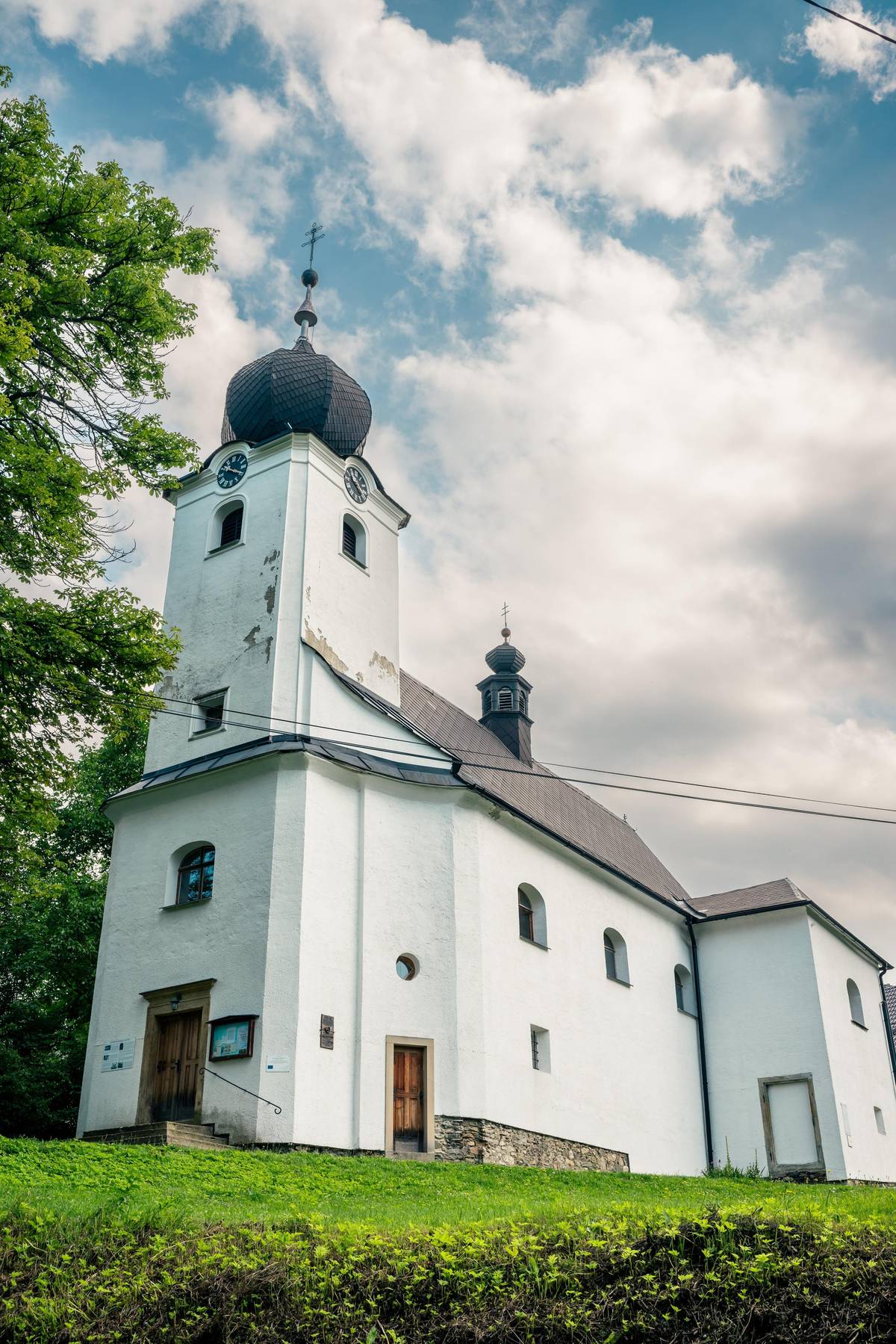 Vážení občané, v sobotu 1.11.2025  proběhne od 17:30 hod. žehnání hrobů  na místním hřbitově a v 18:00 hod. mše svatá v koslete sv. Matouše. Všichni jste srdečně zváni.