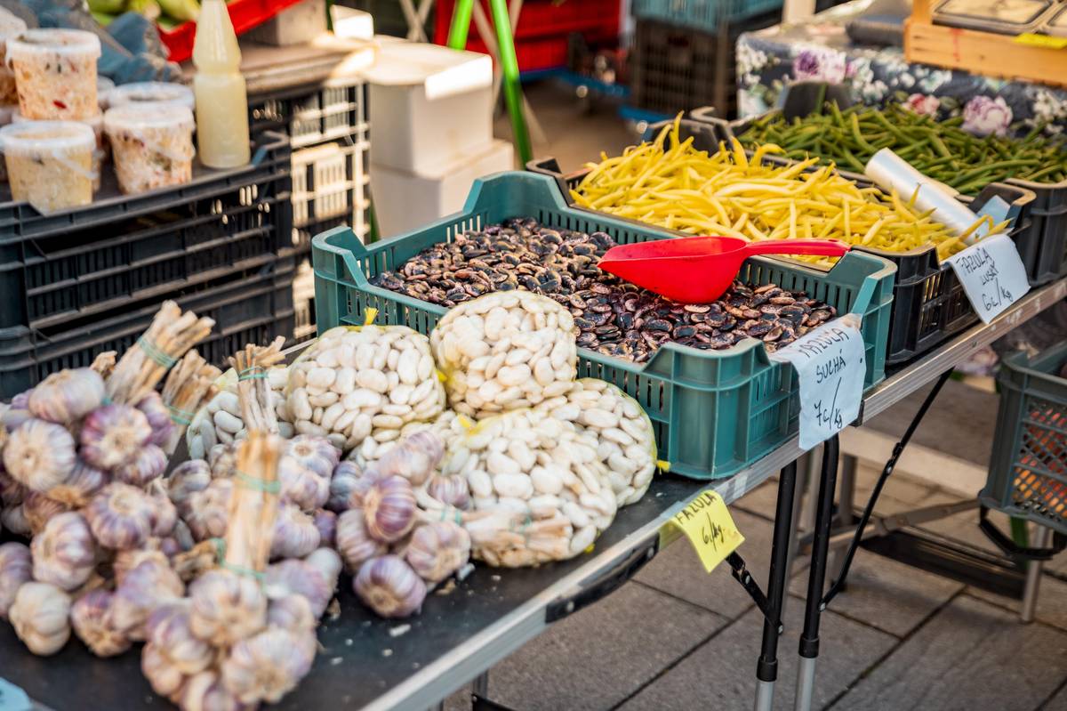 Mestský trh bude v piatok 31. októbra a v sobotu 1. novembra, ktorý je štátnym sviatkom, fungovať v normálnom režime, teda od 7.00 do 12.00 h v centre mesta. Príďte si nakúpiť sezónne ovocie a zeleninu, med, rôzne domáce dobroty ako voňavé koláče, sirupy, zaváraniny či cestoviny. Hodiť sa môžu aj praktické drevené doplnky do domácnosti. Ak ste milovníkom živých či sušených kvetov a kytíc, alebo len zháňate tradičné chryzantémy v črepníkoch, zastavte sa na Mestskom trhu a vyberte si zo širokej ponuky predajcov.
