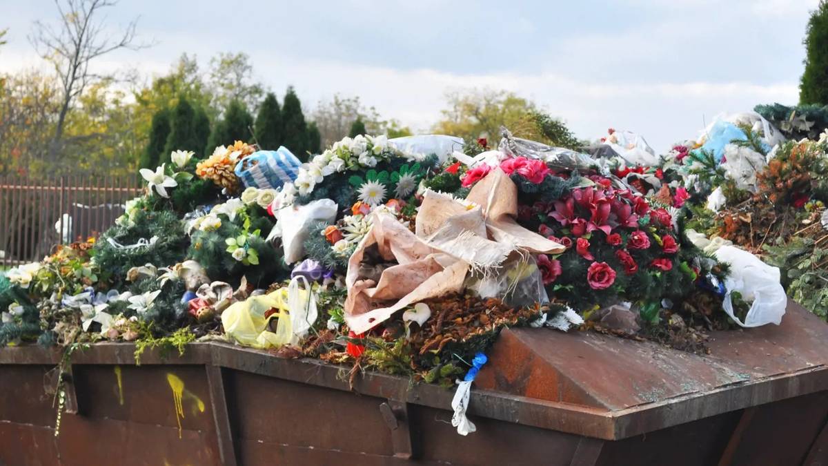Vážení občania, chceme vás upozorniť, že veľkoobjemový kontajner, ktorý sa nachádza na parkovisku pri miestnom cintoríne, slúži výhradne na použitý pietny odpad z hrobových miest. Patria sem:  použité vence kvetinové výzdoby vyhorené svietniky a kahance drobný zelený odpad z údržby hrobov  Ďakujeme, že pomáhate udržiavať poriadok a čistotu na našom cintoríne.