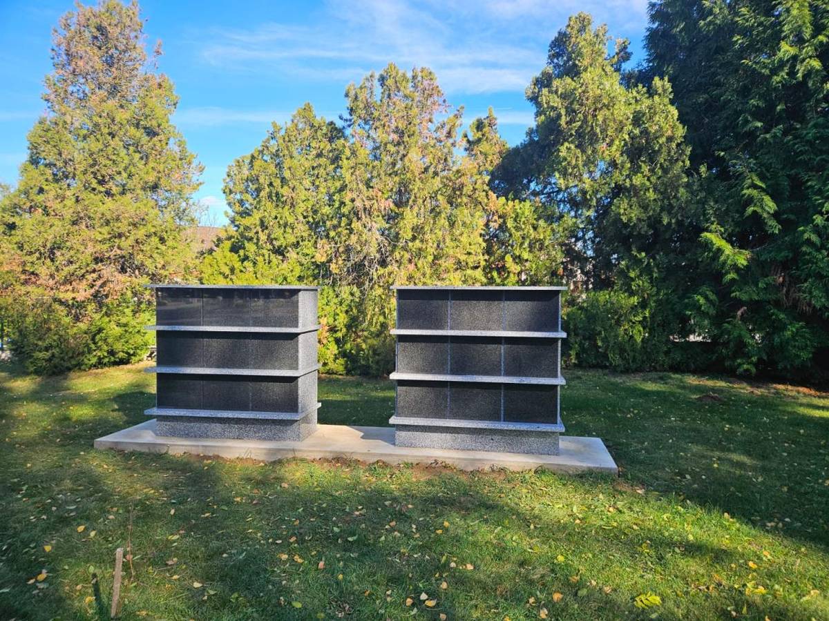 Od dnes máme na cintoríne v Žiranoch nové urnové steny s 18 urnovými schránkami. Urnová stena bola požiadavka našich občanov, nakoľko sa stále zväčšuje záujem ľudí o kremáciu svojich blízkych. Urnová stena rozšíri aj kapacitu nášho cintorína.