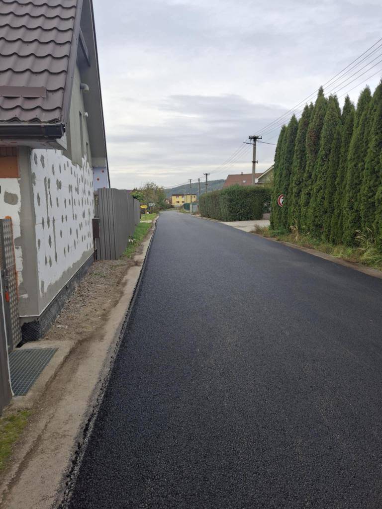 Asfaltovanie cesty na cintorín.