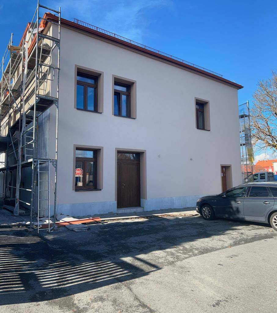 Práce na obecním bytovém domě čp. 95 finišují. V rámci rekonstrukce byla provedena výměna oken a dveří a zateplení fasády. Dům tak získá modernější vzhled, lepší tepelně-izolační vlastnosti a sníží se jeho energetická náročnost.