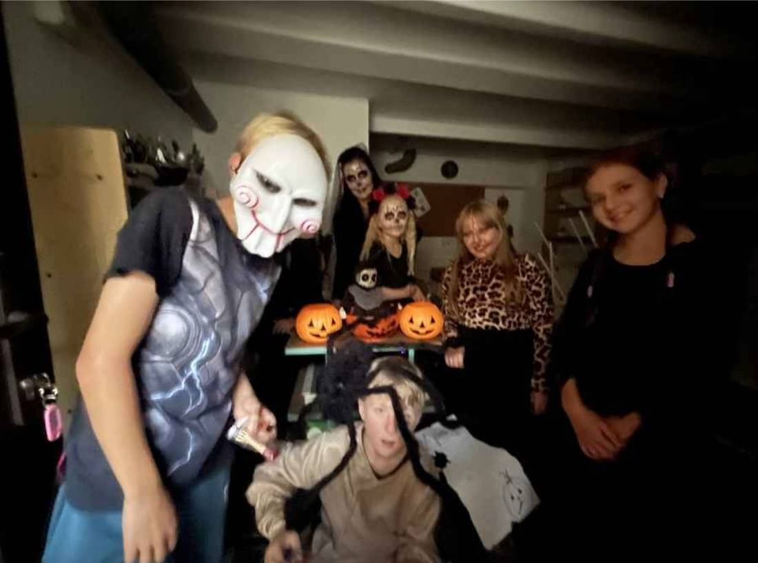 Přečtěte si krátký článek v Berounským deníku, jak probíhaly na naší škole Halloweenský oslavy.     https://berounsky.denik.cz/ctenar-reporter/halloween-deti-skola-vraz-oslava.html