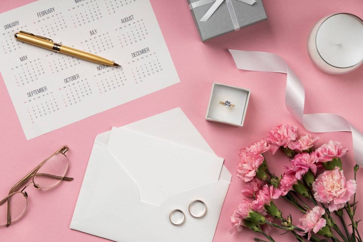 Ak si v roku 2026 plánujete povedať svoje „áno“, môžete si už teraz vybrať termín sobáša z ponuky dostupných dátumov.     Mestský úrad v Trnave spolu s Matričným úradom zverejnil prehľad termínov pre civilné sobáše aj obrady uvítania detí do života.     Pre rezerváciu vybraného termínu sa obráťte na Matričný úrad mesta Trnava osobne na adrese Trhová 3, alebo telefonicky na čísle +421 33 32 36 182.     Ak sa zaujímate o obrad uvítania do života, viac informácií vám poskytnú pracovníčky Matričného úradu aj na čísle +421 33 32 36 181.     Prehľad termínov pre sobáše a obrady uvítania do života nájdete v tomto článku.     Ilustračné foto:  freepik.com