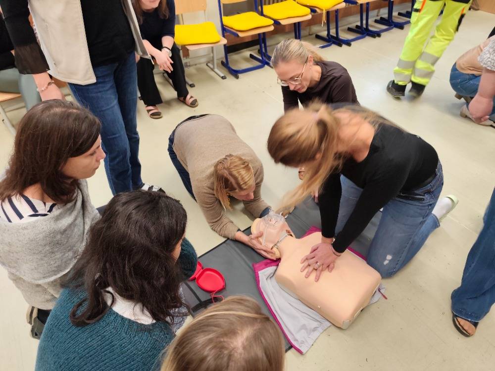 Ředitelské volno bylo využito pro kolektiv pedagogů ke vzdělávání. Ve čtvrtek 30. října jsme absolvovali čtyřhodinový seminář první pomoci, jehož součástí byly také praktické ukázky.