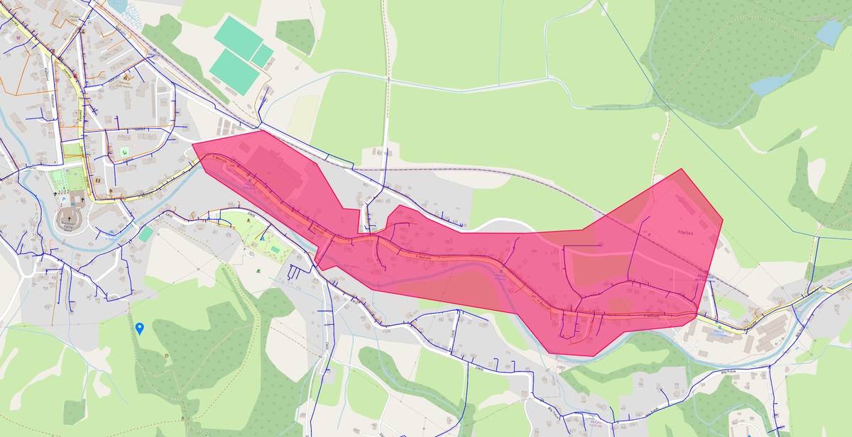 V pondělí dne 03. 11. 2025 z důvodu opětovných prací po havárii vodovodního řadu, bude přerušena dodávka pitné vody ve městě Hejnice . Přerušení dodávky pitné vody se bude týkat ul. P. Bezruče / od firmy Helana - po pension Poledník ( viz polygon v obrázku ).   Předpokládané časové rozmezí přerušení dodávky pitné vody bude na dobu nezbytně nutnou a to od 08:00 – 14:00 hod. Dotčeným odběratelům byla zaslána SMS zpráva o omezení dodávky pitné vody. Po provedení opravy bude Frýdlantskou vodárenskou společností, a.s. provedeno odkalení vodovodních řadů v dotčené oblasti. Zákazníkům doporučujeme odtočení vody z vnitřních rozvodů a přípojky. Za případné vzniklé potíže se všem předem omlouváme a děkujeme za pochopení.