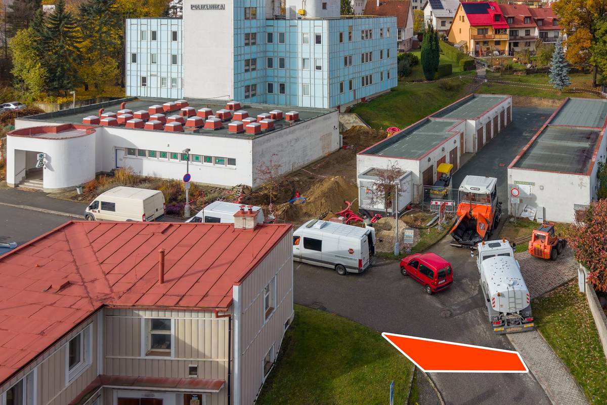 V úterý 4. listopadu bude v areálu garáží u polikliniky probíhat pokládka finálního asfaltového povrchu.   Zároveň dojde na příjezdové komunikaci k poliklinice k opravě propadajícího se překopu přes vozovku.   Z důvodu pohybu techniky a prací na příjezdové komunikaci prosíme dbejte zvýšené pozornosti a ohleduplnosti.   Stavební firma se bude snažit provést práce tak, aby v co nejnižší míře omezila provoz v již tak dost problematickém místě.   Předpoklad začátku opravy překopu je po poledni a po určitou dobu může být průjezd omezen.   Děkujeme za pochopení.