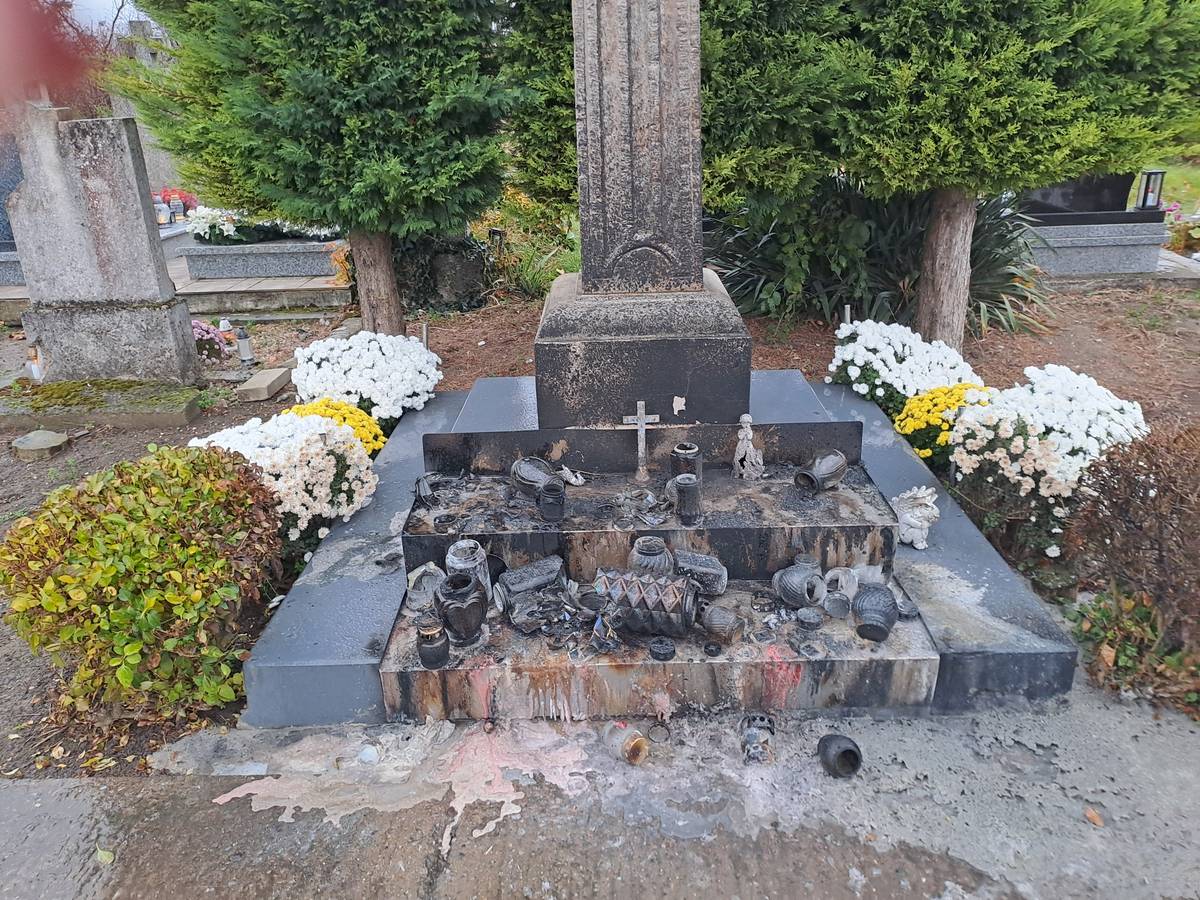 Vážení občania a návštevníci cintorína v Hornej Strede. Dňa 02.11.2025 v neskorých večerných hodinách vznikol požiar hlavného kríža na cintoríne. Týmto požiarom bol kríž, ktorý sme len minulý rok reštaurovali, značne poškodený. Touto cestou vás dôrazne žiadame, aby ste pri hlavnom kríži nezapaľovali žiadne sviečky a kahance. Ďakujem manželom Petrovi a Dominike Korvínovým, že ma na požiar upozornili a pomohli s hasením. Ďakujem všetkým, ktorí sú všímaví a majetok obce im nie je ľahostajný.                                            starostka obce