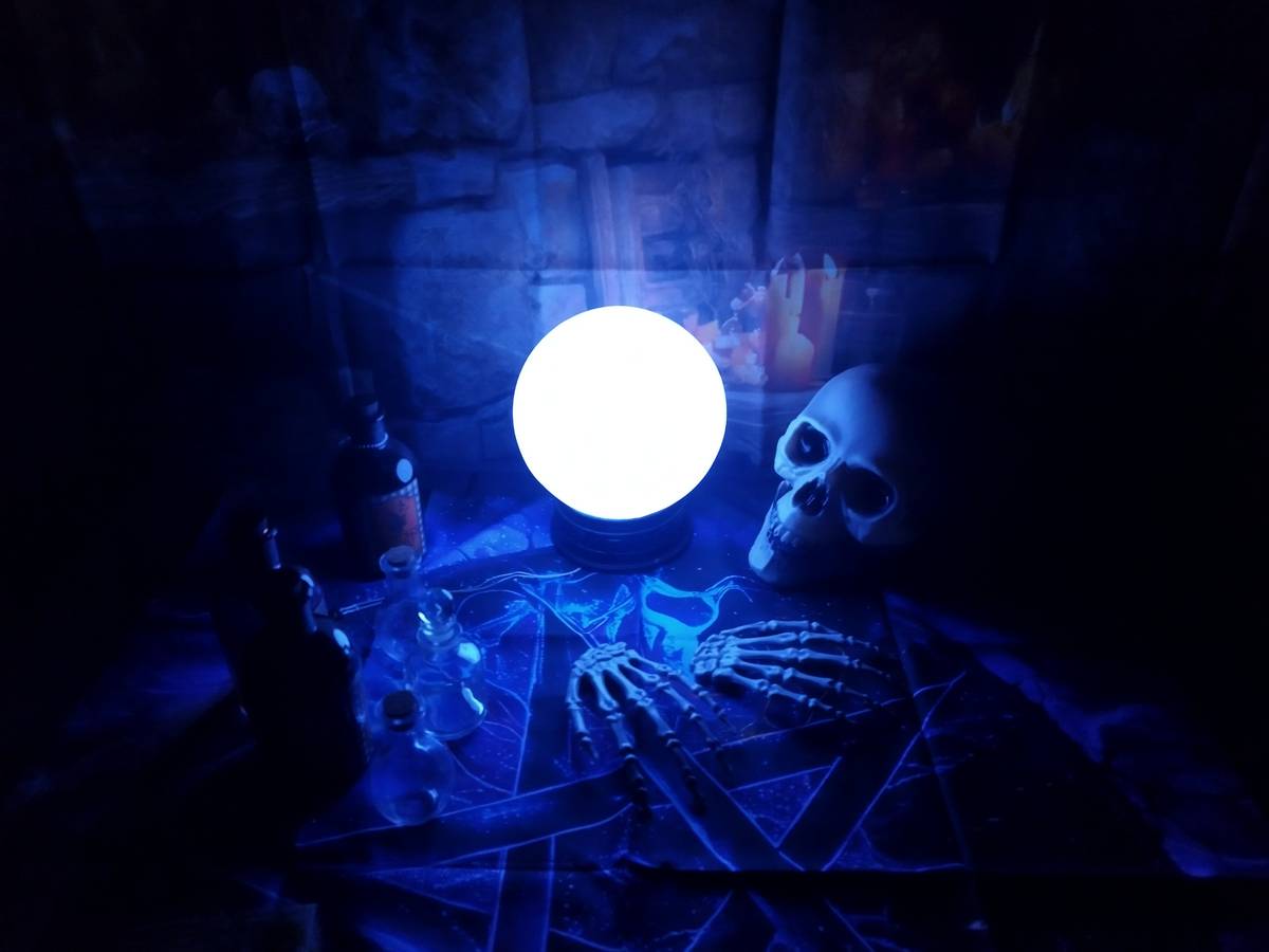 Zveme všechny, malé i velké, na dnešní Halloween. Už před půl pátou nás na návsi budou čekat Stitch a Sonic, aby nám zamávali na startu Strašidelné stezky plné halloweenských postav (není třeba se bát, máme ty nejhodnější) směrem na sál. Před sálem je Lunapark, kde si děti vysoutěží různé odměny. A v sále nás čeká bezva program - Kouzelník se živými zvířátky, Věštírna u Splašené Koule, bohatá tombola, vyhlášení kostýmů, disco... Bistro připravuje speciální halloweenské menu! Těšíme se na viděnou!!! (Prosíme, vezměte si drobné na vstupné do sálu 50 Kč/osoba, děkujeme)