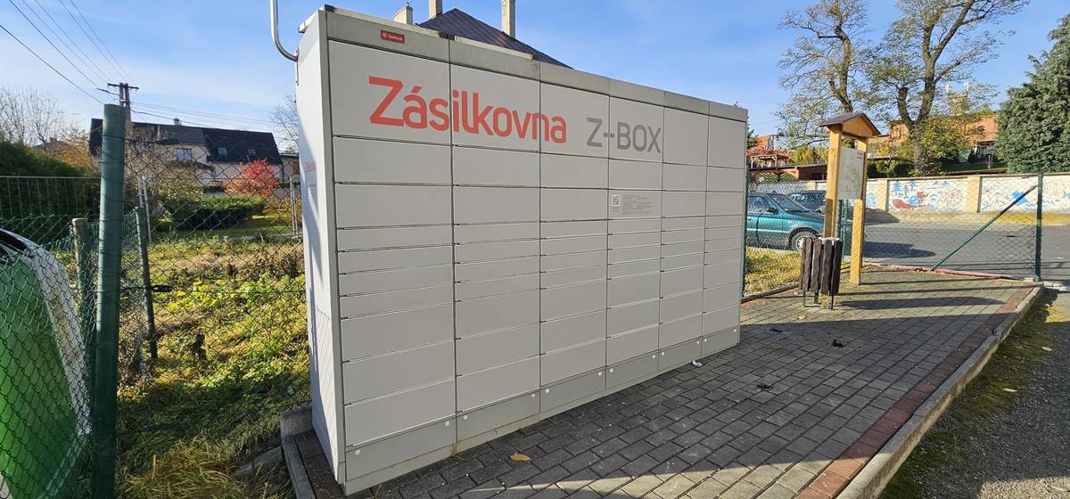 Dnes byly v naší obci na ulici Hlavní u Domu služeb instalovány nové boxy společnosti Zásilkovna. Tímto byla  rozšířena kapacita Z-BOXU ze dvou  na šest boxů.Dnes zprovozněno a plně funkční. Tak ať slouží.
