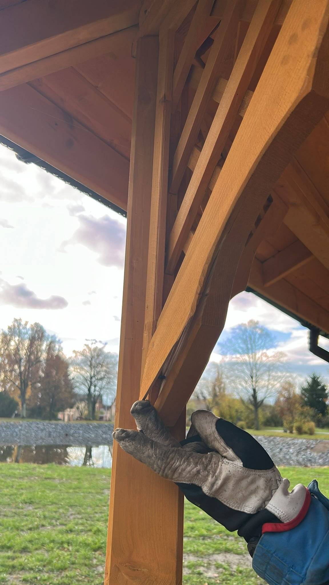 Ničení altánku u rybníka. Viz přílohy. Starosta Jan Balí